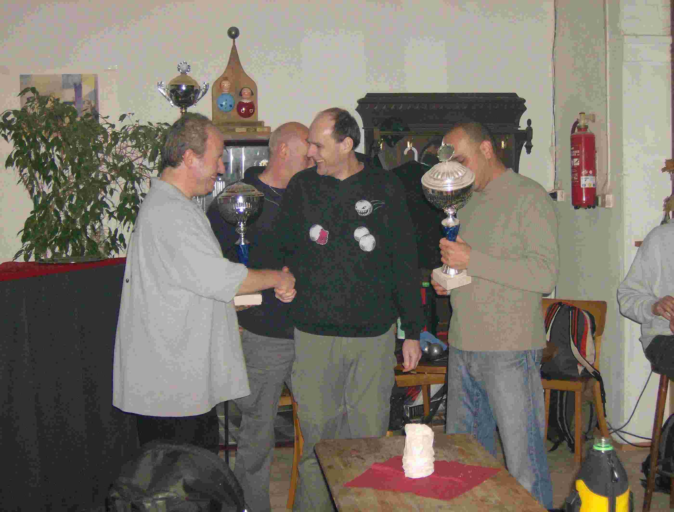 Sieger A Turnier: Wilfried Falke und Tarek Iben Lahouel mit den Wanderpokalen und Wolgang Schreiber